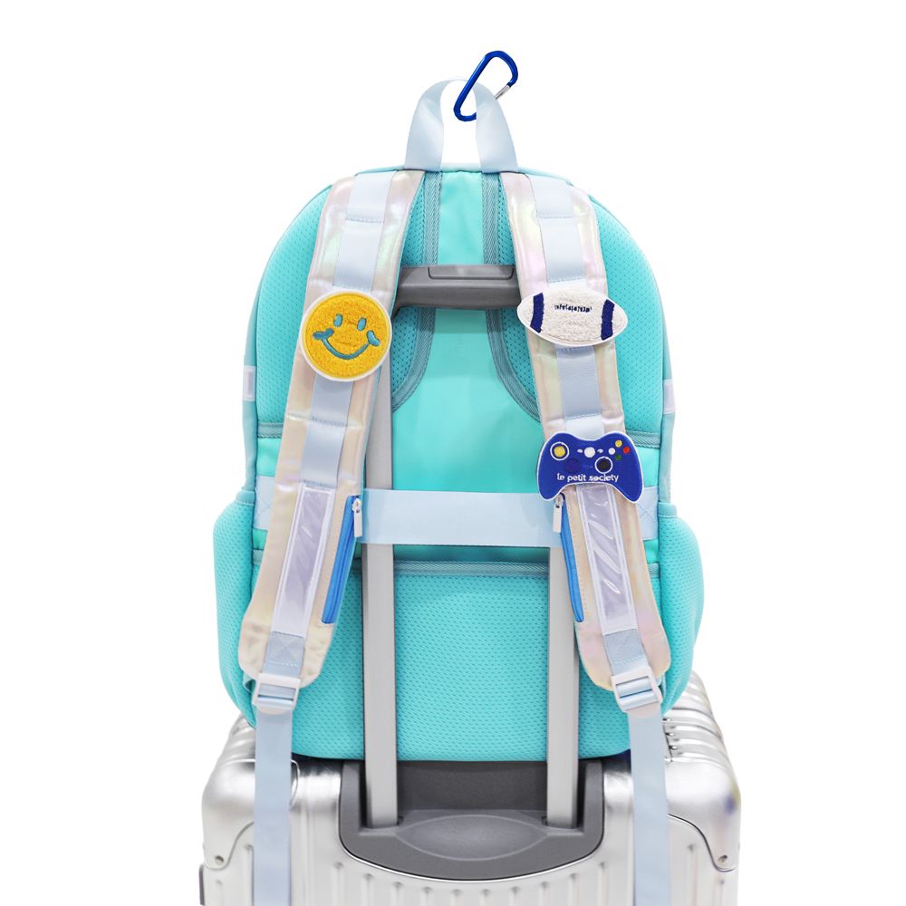The shoulder straps of the double pocket school bag can be personalised with sticker patches.