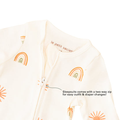 Infographic indicating the two-way zip of Le Petit Society's organic baby sleepsuit and its purpose of providing easy outfit and diaper changes.
