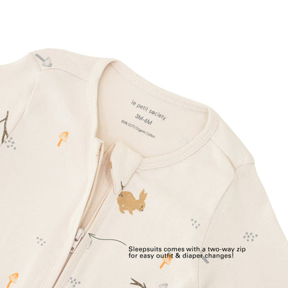 Infographic indicating the two-way zip of Le Petit Society's organic baby sleepsuit and its purpose of providing easy outfit and diaper changes.