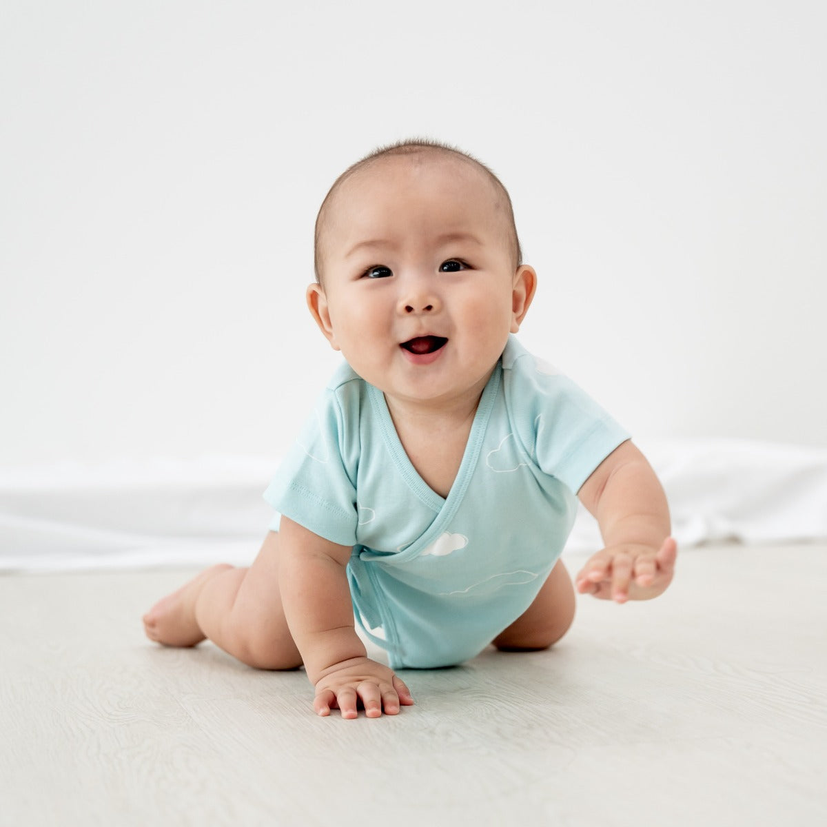 Baby Organic Short Sleeves Kimono Top in Cloud Print by Le Petit Society — image 14