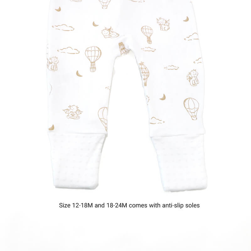 An infographic demonstrating the anti-slip soles of an organic zip sleepsuit by Le Petit Society, which only come with sizes 12-18M and 18-24M. 