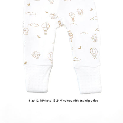 An infographic demonstrating the anti-slip soles of an organic zip sleepsuit by Le Petit Society, which only come with sizes 12-18M and 18-24M. 