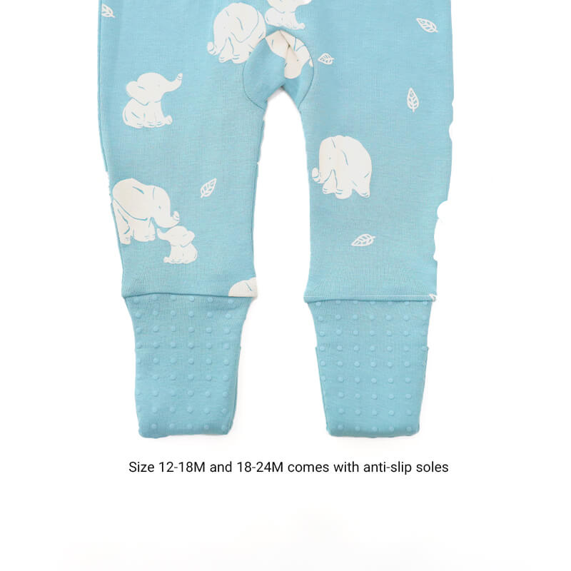 An infographic showing the anti-slip soles of sizes 12-18M and 18-24M of Le Petit Society's organic zip sleepsuit.