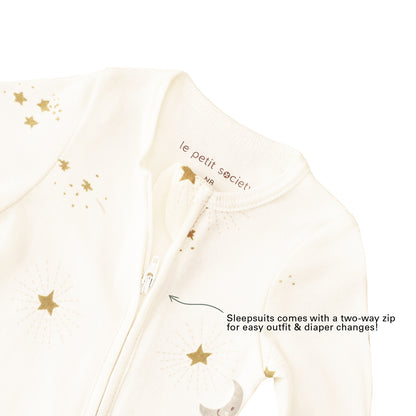 Infographic indicating the two-way zip of Le Petit Society's organic baby sleepsuit and its purpose of providing easy outfit and diaper changes.