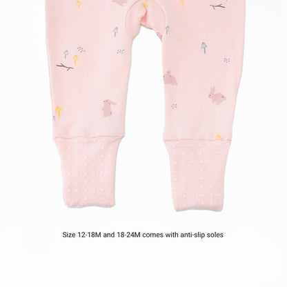 An infographic demonstrating the anti-slip soles of a pink baby zip sleepsuit by Le Petit Society.
